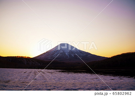 夕暮れの羊蹄山　”喜茂別町” 65802962