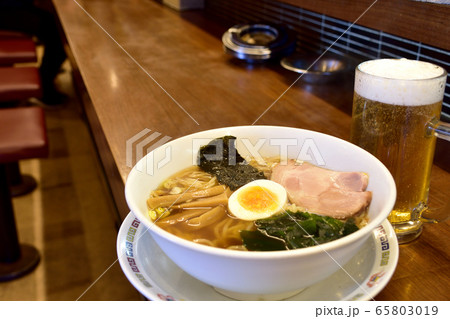 町中華の醤油ラーメンと生ビール 65803019
