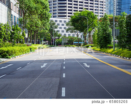 新型コロナウイルスの流行により交通りの少なくなったシンガポールの通り 65803203
