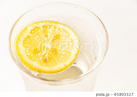 レモン(スライス)。炭酸飲料(サイダー類･お酒のソーダ割り等イメージ)に浮かべられた状態。 65803327