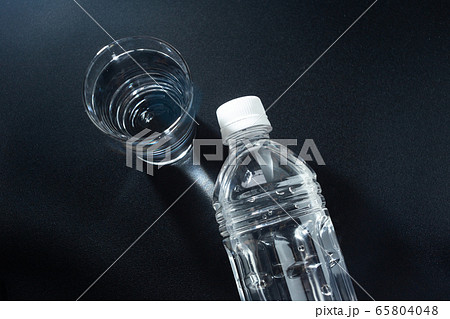 水、ペットボトル 65804048