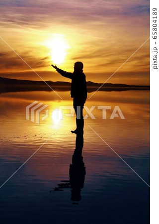 ウユニの夕景（ボリビア） 65804189