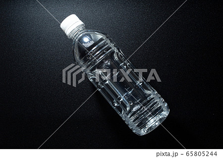 水とペットボトル。水分補給。健康・スポーツやトレーニング。熱中症対策など。 65805244