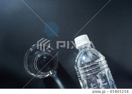 水とペットボトル。水分補給。健康・スポーツやトレーニング。熱中症対策など。 65805258