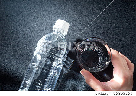 水とペットボトル。水分補給。健康・スポーツやトレーニング。熱中症対策など。 65805259