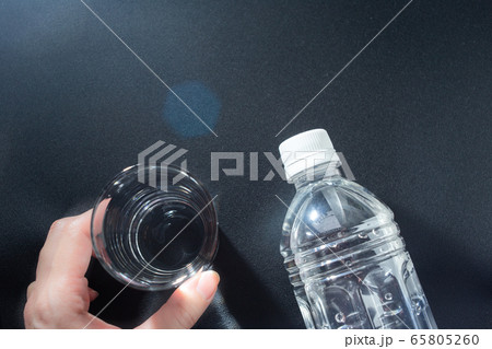 水とペットボトル。水分補給。健康・スポーツやトレーニング。熱中症対策など。 65805260