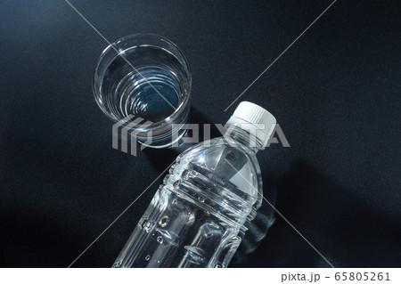 水とペットボトル。水分補給。健康・スポーツやトレーニング。熱中症対策など。 65805261