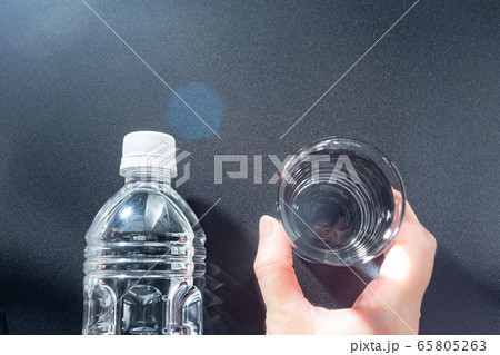 水とペットボトル。水分補給。健康・スポーツやトレーニング。熱中症対策など。 65805263