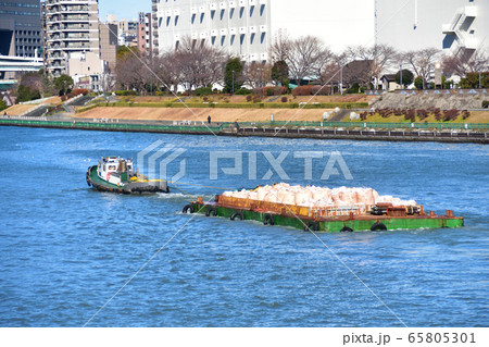 タグボートの曳航作業 タグボートの曳航作業 65805301