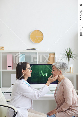 Doctor Examining Senior Woman in Clinic Doctor Examining Senior Woman in Clinic 65806116