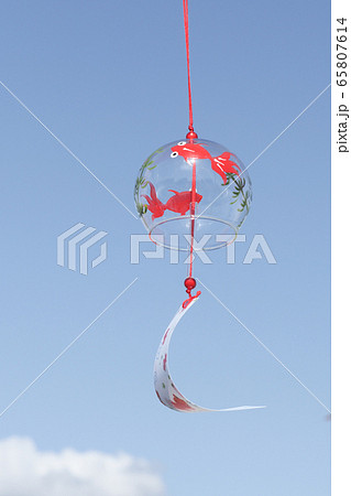 青空と金魚の風鈴 65807614