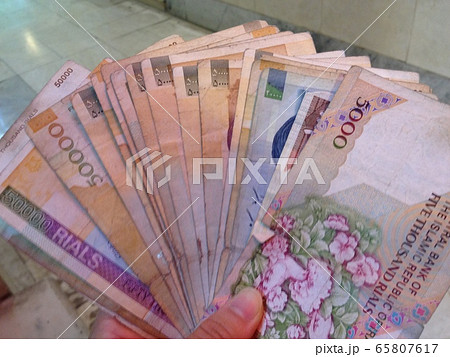 米ドルからイランリアルに両替すると、インフラのため大量の紙幣を渡された。 65807617