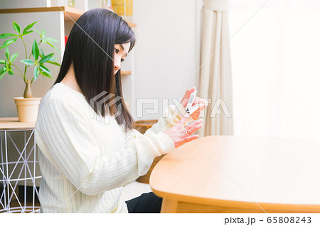 爪を整える女性 コピースペース 爪を整える女性 コピースペース 65808243