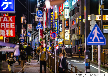 日本の横浜都市景観 横浜の夜・マスク姿。緊急事態宣言 きょう全面解除を表明=5月25日、横浜駅前 日本の横浜都市景観 横浜の夜・マスク姿。緊急事態宣言 きょう全面解除を表明=5月25日、横浜駅前 65808621