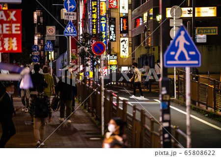 日本の横浜都市景観 横浜の夜・マスク姿。緊急事態宣言 きょう全面解除を表明=5月25日、横浜駅前 日本の横浜都市景観 横浜の夜・マスク姿。緊急事態宣言 きょう全面解除を表明=5月25日、横浜駅前 65808622