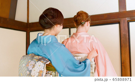 外国人に着物の着付けをする日本人女性 外国人に着物の着付けをする日本人女性 65808971