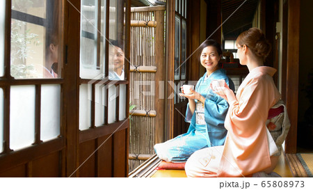 縁側でお茶を飲む着物姿の女性 縁側でお茶を飲む着物姿の女性 65808973