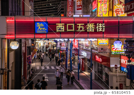 日本の横浜都市景観 横浜の夜・マスク姿。緊急事態宣言 きょう全面解除を表明=5月25日、横浜駅前 日本の横浜都市景観 横浜の夜・マスク姿。緊急事態宣言 きょう全面解除を表明=5月25日、横浜駅前 65810455