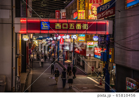 日本の横浜都市景観 横浜の夜・マスク姿。緊急事態宣言 きょう全面解除を表明=5月25日、横浜駅前 日本の横浜都市景観 横浜の夜・マスク姿。緊急事態宣言 きょう全面解除を表明=5月25日、横浜駅前 65810456