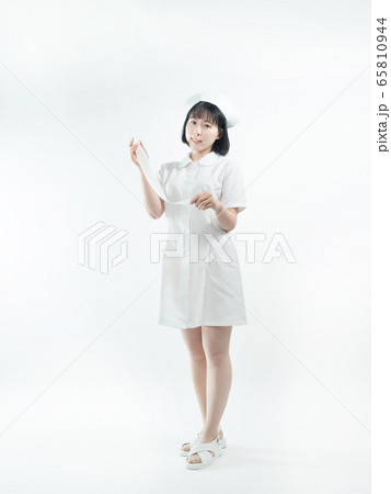 【白バック】包帯を巻く看護師（ナース）【全身】 65810944