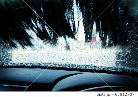 稼働中の洗車機を車内から望む 稼働中の洗車機を車内から望む 65812707