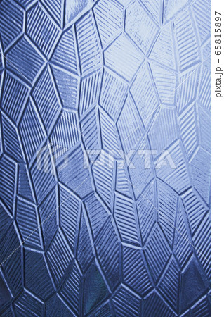 Glass with decorative abstract pattern 65815897