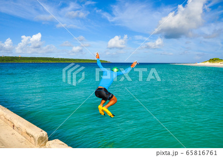 沖縄県 宮古島の美しい海に飛び込むの写真素材