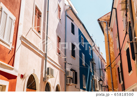 Old town narrow alley with colorful buildings in Piran, Slovenia 65818500
