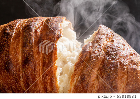 焼きたてのパン 65818931