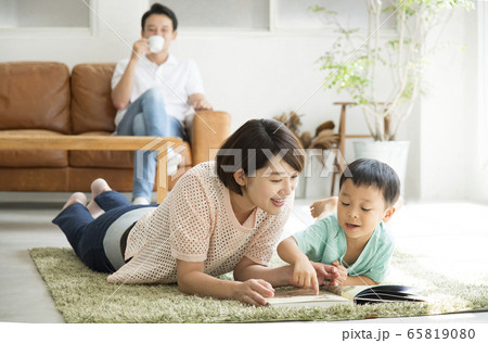 親子で読書　リビングルーム 65819080