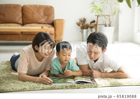 親子で読書 リビングルーム 親子で読書 リビングルーム 65819088