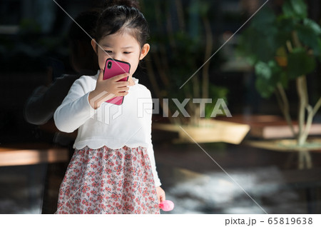 スマホを見る女の子 スマホを見る女の子 65819638