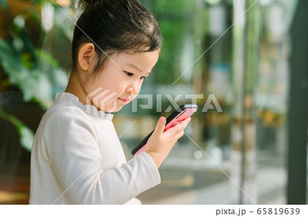 スマホを見る女の子 スマホを見る女の子 65819639