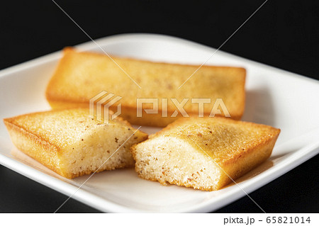 フィナンシェ　洋菓子　黒背景 65821014