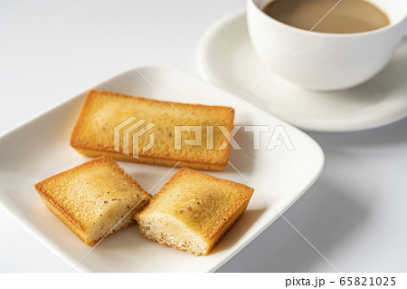 フィナンシェ 洋菓子 カフェラテ 白背景 フィナンシェ 洋菓子 カフェラテ 白背景 65821025