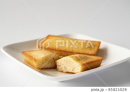 フィナンシェ 洋菓子 白背景 フィナンシェ 洋菓子 白背景 65821029