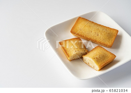 フィナンシェ　洋菓子　白背景 65821034