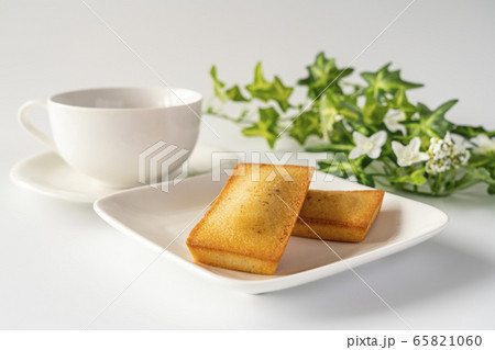 フィナンシェ　洋菓子　カフェラテ　白背景 65821060
