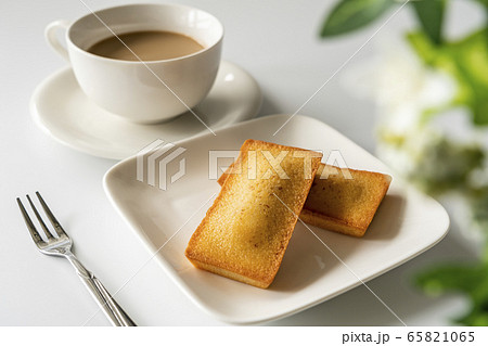 フィナンシェ　洋菓子　カフェラテ　白背景 65821065