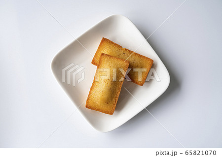フィナンシェ　洋菓子　白背景 65821070