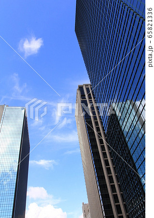 新宿オークタワーと高層ビル街 65821336