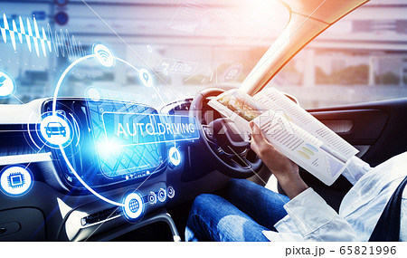 自動運転車の運転席 自動運転車の運転席 65821996