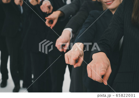 指差すビジネスパーソン 65822031