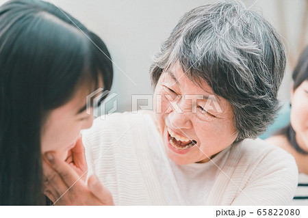 family　高校生の孫と祖母 65822080