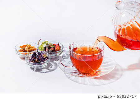 きれいになるハーブティー　Colorful herb tea 65822717