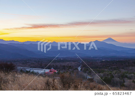 富士山と朝焼けの空、山梨県北杜市清里高原美し森にて 65823467