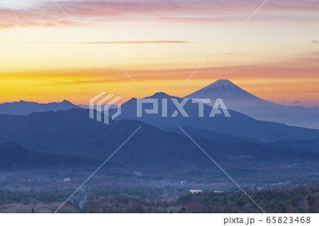 富士山と朝焼けの空、山梨県北杜市清里高原美し森にて 65823468