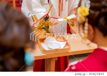 結婚式　挙式　和式　親族盃の儀 65823645
