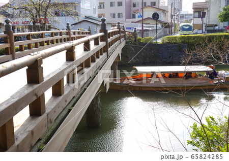 松江堀川に架かる亀田橋の景色 65824285
