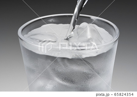 焼酎 水割り 65824354